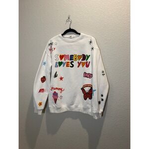 The Mayfair Group Somebody Loves You Crewneck in White M/L